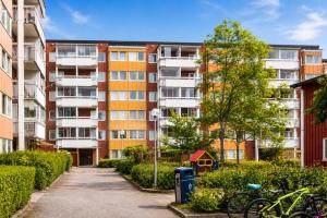 ein Wohnhaus, vor dem Fahrräder geparkt waren in der Unterkunft Room in Apartment with Shared Bathroom and Kitchen in Stockholm