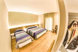 A bed or beds in a room at Grand Hotel Europa Rivisondoli Centro