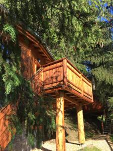 a tree house sitting on top of a wooden post at Entre les Arbres in Saint-Jean-d'Aulps