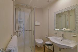 Hotel & Apartments Villa Linda في جيارديني ناكسوس: حمام مزود بدُش ومغسلة ومرحاض +44 صورة