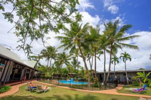 ein Resort mit Swimmingpool und Palmen in der Unterkunft Scotty's Mission Beach in Mission Beach