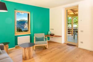 a living room with a green wall at Chalet Ca' la Fratela in Malcesine