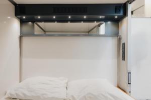 Tempat tidur dalam kamar di Hotel Capsule Inn +15 foto
