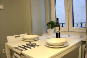 ブダペストにあるHILD-1 Apartmentsのグラス2杯とワイン1本付きテーブル