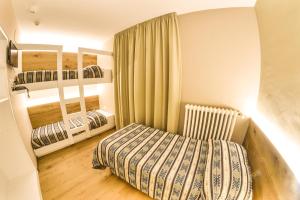 A bed or beds in a room at Grand Hotel Europa Rivisondoli Centro