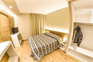 A bed or beds in a room at Grand Hotel Europa Rivisondoli Centro