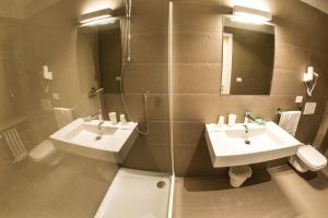A bathroom at Grand Hotel Europa Rivisondoli Centro