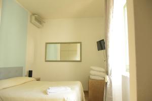 a hotel room with two beds and a mirror at La Tana Del Cinghiale in Tirli