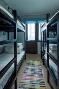 מיטה או מיטות קומותיים בחדר ב-BaikalSki Hostel