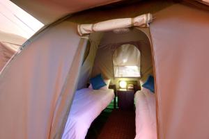 Un pat sau paturi într-o cameră la Urban Glamping Tranquil Backpacking Village