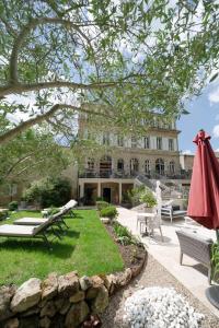 a view of the house from the garden at Pavillon des Millésimes in Lussac