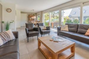a living room with a couch and a table at Landhuis Tempelierweg 23 in Den Burg