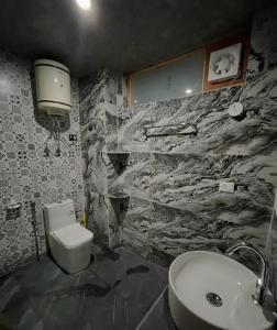 a bathroom with a toilet and a sink at Nimat Nivas By Fuwa Homestay in Vashisht