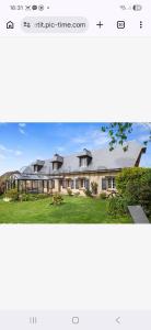 a screenshot of a website of a house at L'instant présent in Hautot-lʼAuvray +17 photos