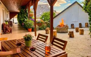a table with two glasses of wine and a fire pit at Mekcsey Udvar in Eger
