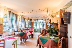 a restaurant with red and green tables and chairs at La Tana Del Cinghiale in Tirli