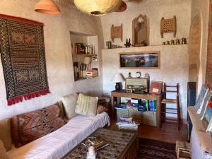 a living room with a couch and a table at Maison d'hôtes de charme Kasbah de Mimi Gorges du Dades in Aït Yous
