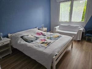 a bedroom with two beds and a window at Ici et nulle part ailleurs in Saint-Vivien-de-Médoc