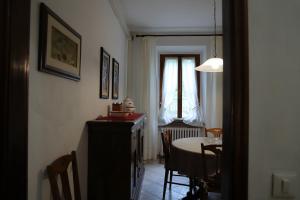 a dining room with a table and a window at Casa di Sergio in Gambassi Terme
