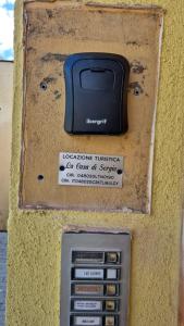 a machine with a cell phone on a wall at Casa di Sergio in Gambassi Terme