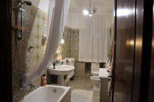 a bathroom with a tub and a sink and a toilet at Casa di Sergio in Gambassi Terme +24 photos