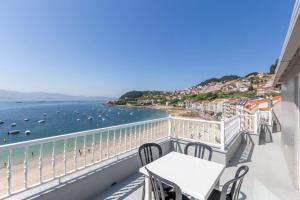 a balcony with a table and chairs and a view of the ocean at Hotel Nautilus in Raxó