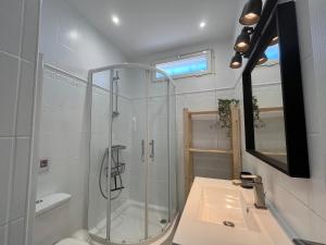 a bathroom with a shower and a sink at Adorable maison de vacances plain pied au coeur de la station et proche des plages 4 chambres, jardin, WIFI, LXDUNE1 in Portiragnes +22 photos