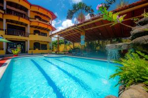a swimming pool in front of a building at Hotel Cielo Azul in Atacames