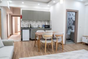a kitchen and dining room with a table and chairs at Lale Saray Sapanca in Sapanca