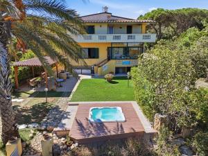 an aerial view of a house with a swimming pool at B&b Giglio di Mare in Cala Liberotto
