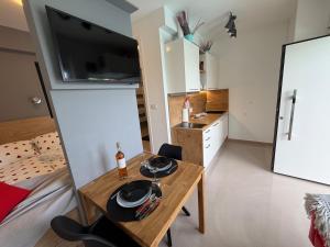 a small room with a table and a kitchen at Studio Claudia in Opatija