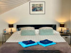 a bedroom with a bed with two towels on it at La Belle-Vie Genève - Suite Deluxe & salle de bains privée in Plan-les-Ouattes