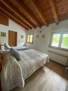 a bedroom with two beds and two windows at El Jardí ideal para familias y grupos in Arfa +68 photos