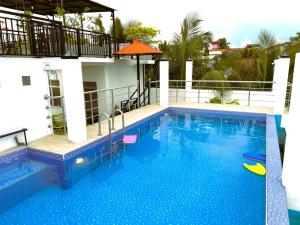a large swimming pool in front of a building at cassiopeia escape in Kottawa