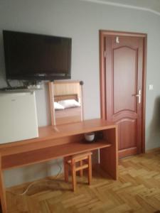 a wooden desk with a television on top of it at Pokoje u Jolanty in Władysławowo