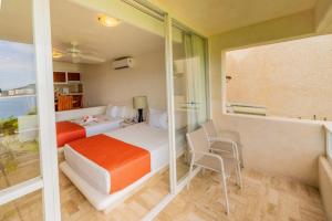 Pacifica Resort Ixtapa في اكستابا: غرفة نوم بها سريران وشرفة