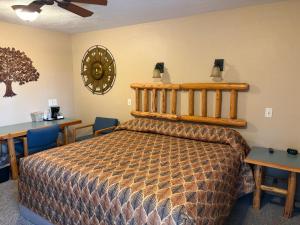 a bedroom with a bed with a wooden head board at Glacier Highland Motel in West Glacier