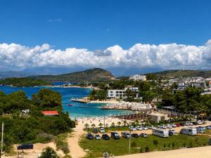 Blick auf einen Strand mit einer Gruppe von Autos in der Unterkunft Green Light Hotel in Ksamil