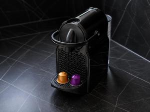 a black blender sitting on a black counter top at Rêves de Canopée in Le Loroux-Bottereau