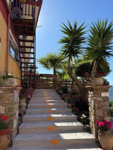 a stone pathway with palm trees and a building at Casa Vacanze Panoramika Santa Cruz - Appartamento SANTA CRUZ in Cicerale