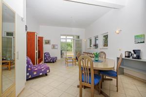 a kitchen and dining room with a table and chairs at Apartmani Villa Antonio in Makarska