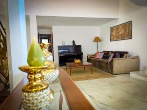 a living room with a couch and a table at Estadia Diamantes in Diamantina