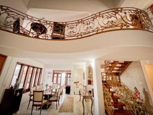 a living room with a staircase and a dining room at Estadia Diamantes in Diamantina