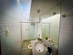 a bathroom with a sink and a mirror at Estadia Diamantes in Diamantina +56 photos