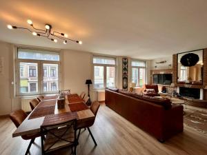 a living room with a table and a couch at Appart 10 pers - Lille Lambersart - Parking & Terrasses in Lambersart