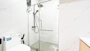 a shower with a glass door in a bathroom at Pattaya Tropical Pool Villa in Pattaya