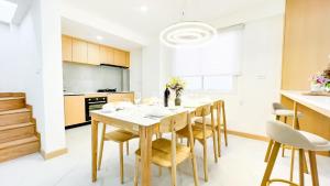 a kitchen and dining room with a table and chairs at Pattaya Tropical Pool Villa in Pattaya