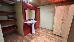a bathroom with a sink and a mirror at Cabinas El Mango in Bribri