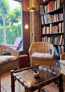 a room with two chairs and a coffee table in a library at Hospedería de Alesves in Villafranca