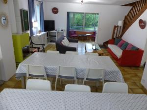 a living room with a large table and chairs at Maison familiale Villa Eolie, 10mn de la mer en voiture in Tregueux